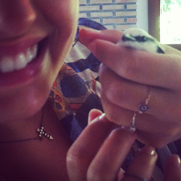 Pássaros carregam simbolismo de serem mensageiros de mudanças para melhor - na foto, Isis Valverde segura um desses animais