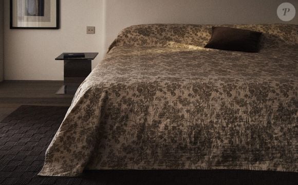 1. Edredom de algodão e linho floral: uma colcha com um design elegante e natural, pensada para vestir o quarto com estilo.