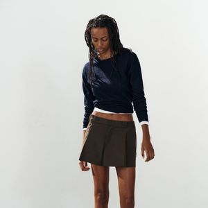 O short marrom de cintura alta da Zara aposta em pregas e botões frontais para deixar a produção mais sofisticada, enquanto a modelagem ajuda a valorizar e alongar visualmente as pernas