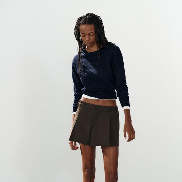 O short marrom de cintura alta da Zara aposta em pregas e botões frontais para deixar a produção mais sofisticada, enquanto a modelagem ajuda a valorizar e alongar visualmente as pernas