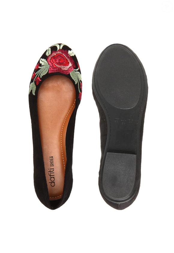 Até o fechamento da matéria, a sapatilha Dafiti Shoe veludo bordada estava disponível por R$ 44,90 no Pix