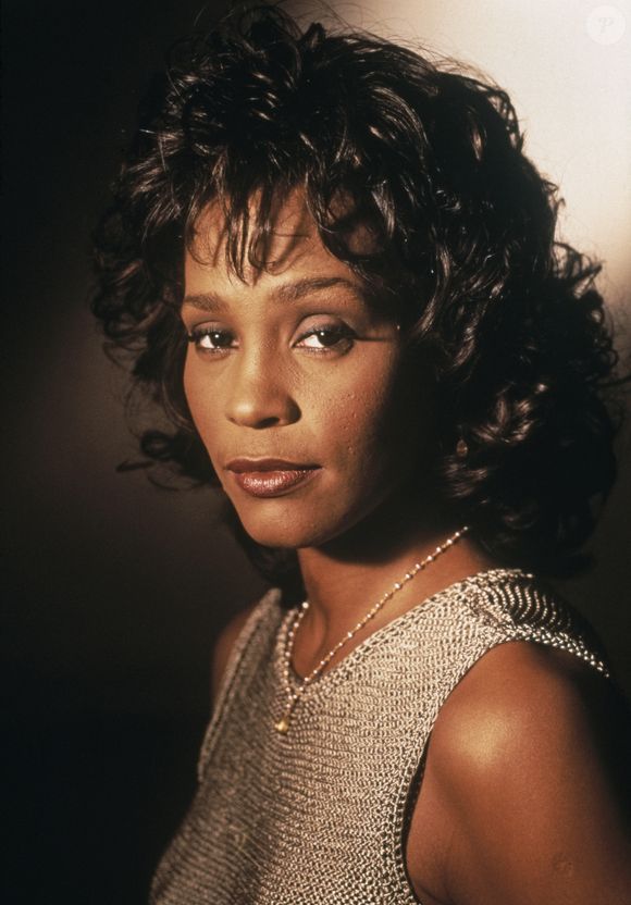 Quem reina nesse pódio é Whitney Houston, que acumulou um número tão absurdo de troféus que acabou reconhecida oficialmente pelo Guinness World Records