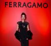 O vestido preto da influenciadora Lele Burnier em noite da Ferragamo esbanjou estilo e elegância