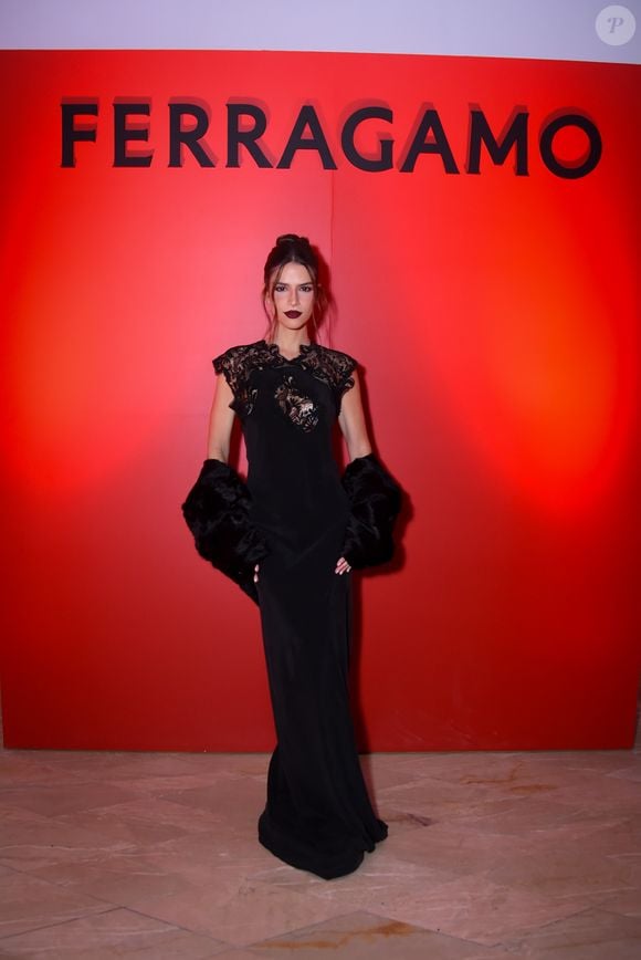 O vestido preto da influenciadora Lele Burnier em noite da Ferragamo esbanjou estilo e elegância