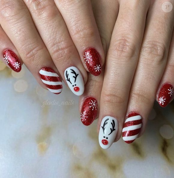 Unhas Natalinas costumam ter esmalte vermelho e branco