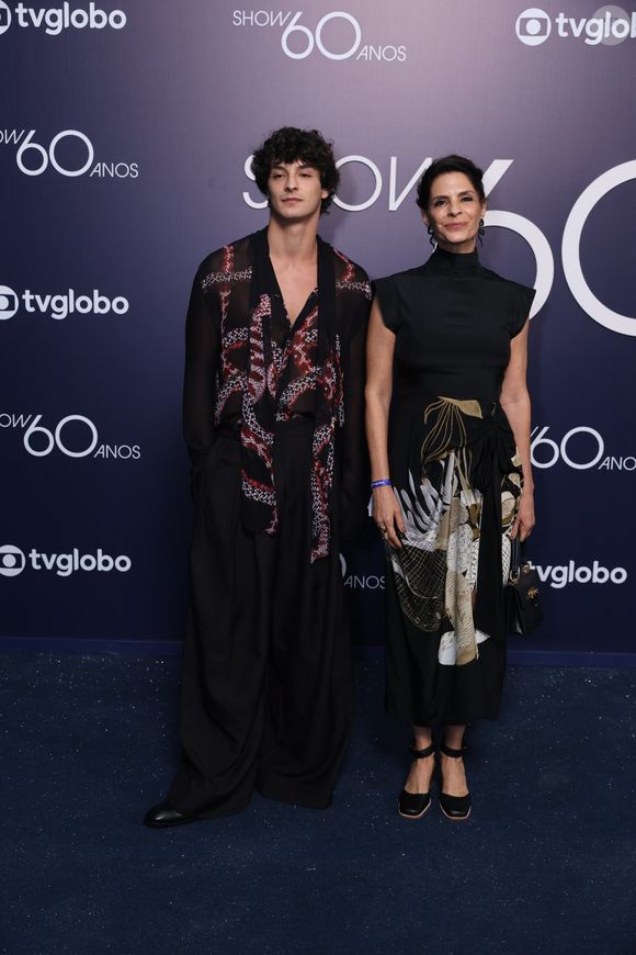 Pedro Waddington e sua mãe, a atriz Helena Ranaldi, apostaram na elegância e em looks pretos combinando para o evento. O jovem inovou, saindo da caixinha que os artistas masculinos costumam escolher, e ela brilhou ao lado dele