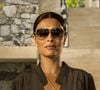Looks que continuam atuais: Mais de dez anos depois, muitas produções usadas por Juliana Paes poderiam ser usadas perfeitamente nos escritórios de hoje. Neste look, que exala a estética corpcore, a personagem aposta em saia mídi com fenda, blusa social e óculos de sol, criando uma produção sofisticada que transmite puro luxo
