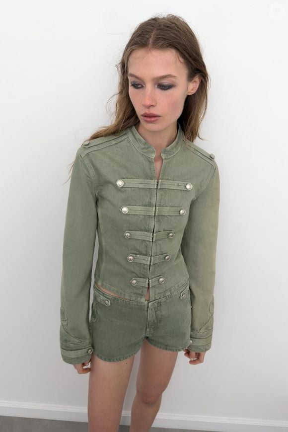 Encontrei na Zara, Renner e Bershka as jaquetas napoleônicas virais no estilo Michael Jackson e Paquita; confira tendência em alta