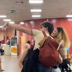 Simpático, Shawn Mendes parou para tirar fotos com fãs