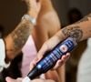 'O ideal é aplicar o mousse antes de começar o penteado, no cabelo inteiro, inclusive na raiz. Depois, você pode secar, seja fazendo uma
escova ou de forma mais livre, e finalizar com babyliss por cima', conta Jake Falchi.