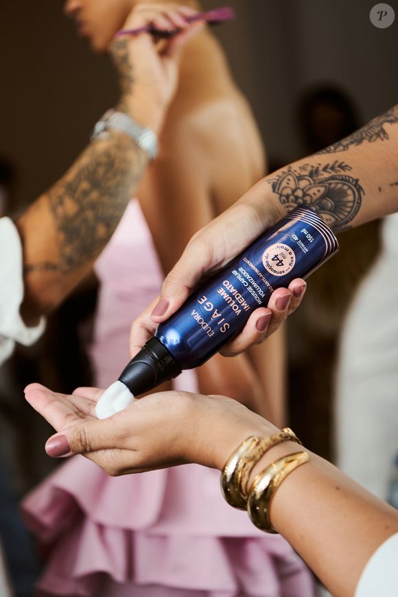 'O ideal é aplicar o mousse antes de começar o penteado, no cabelo inteiro, inclusive na raiz. Depois, você pode secar, seja fazendo uma
escova ou de forma mais livre, e finalizar com babyliss por cima', conta Jake Falchi.