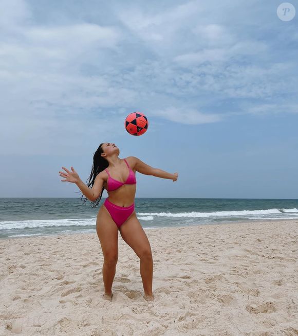 O biquíni em cor vibrante, como esse rosa, de alcinhas fininhas e calcinha mais larga também foi usado por Larissa Manoela.