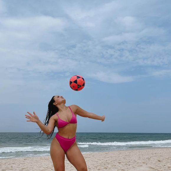 O biquíni em cor vibrante, como esse rosa, de alcinhas fininhas e calcinha mais larga também foi usado por Larissa Manoela.