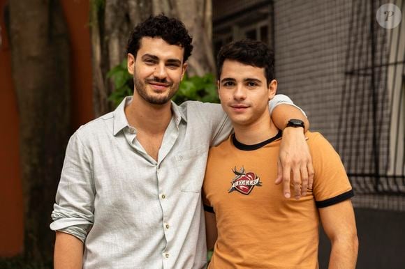 Mau Mau recebe flores de Fernando, mas jovem está apaixonado por Felipe