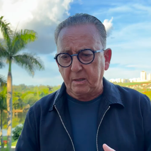 Agora, Galvão Bueno garantiu estar bem e de férias, o que vai possibilitar o repouso