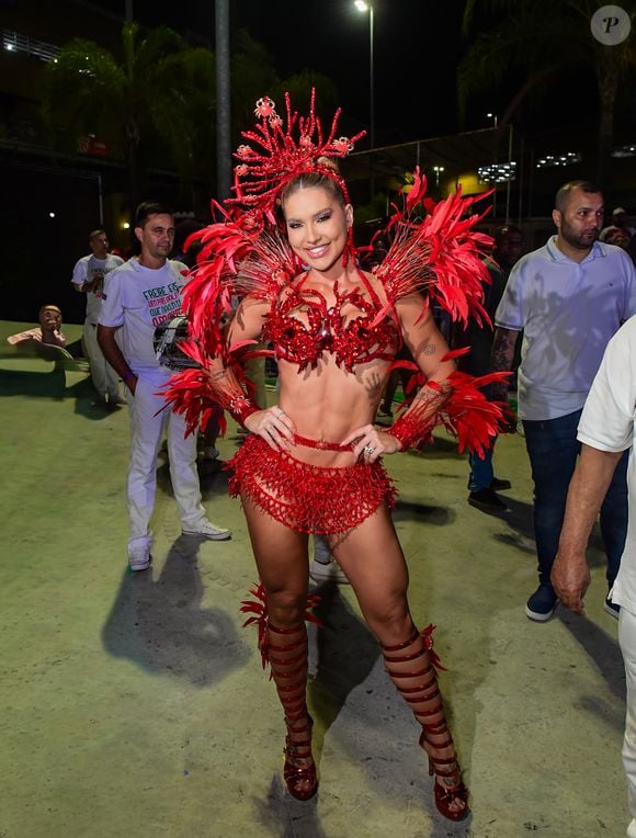 Virgínia Fonseca é rainha de bateria da Grande Rio