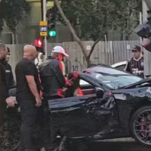 Acidente de Bia Miranda e Gato Preto: o veículo, uma Porsche 911 conversível, ficou completamente destruído. Um homem foi ferido