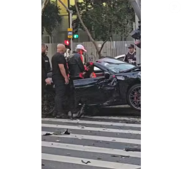 Acidente de Bia Miranda e Gato Preto: o veículo, uma Porsche 911 conversível, ficou completamente destruído. Um homem foi ferido