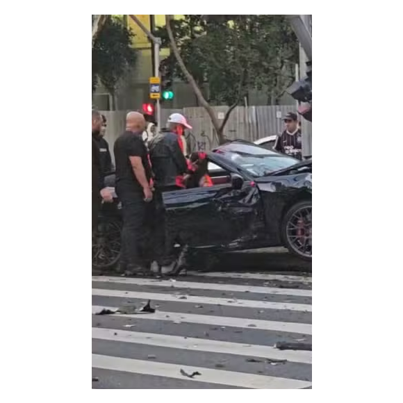 Acidente de Bia Miranda e Gato Preto: o veículo, uma Porsche 911 conversível, ficou completamente destruído. Um homem foi ferido