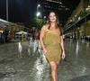 Viviane Araújo usou um vestido curto tomara que caia em tom verde-oliva com caimento blusado no tui e drapeado ajustado no quadril. A produção foi finalizada com sandálias de salto alto e plataforma douradas, braceletes delicados nos pulsos e cabelos longos lisos e soltos