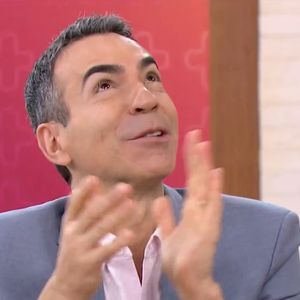 César Tralli agradeceu à mãe por lhe ajudar a ganhar bolsa de estudos em curso de inglês: 'Devo isso à d.Edna. Mais uma que devo à senhora'