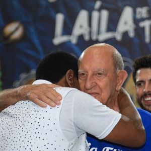 Neguinho da Beija-Flor chora abraçado a Anisio Abraão David, presidente de honra da Beija-Flor, durante último ensaio pré-carnaval na sua despedida da escola após 50 anos