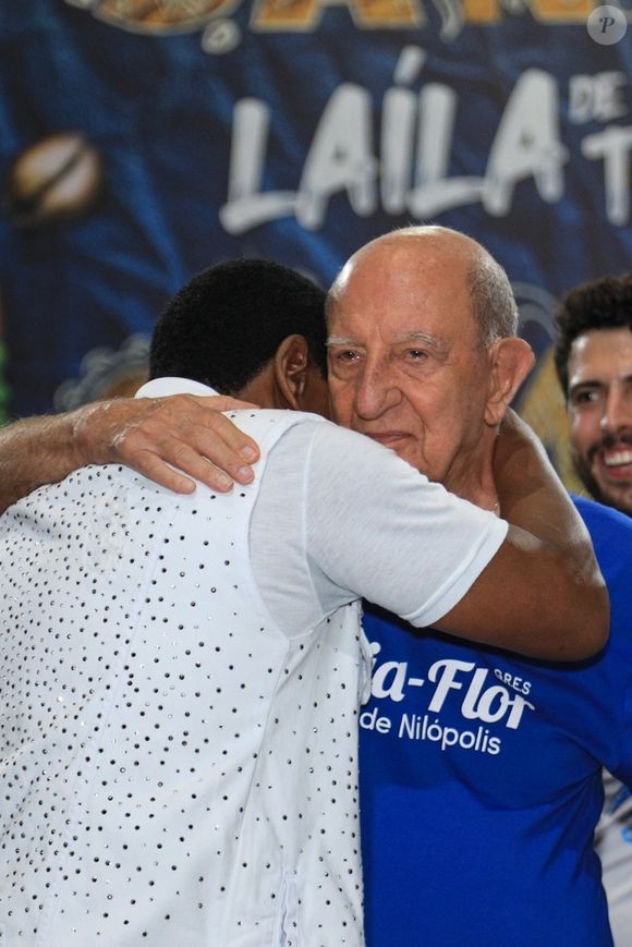 Neguinho da Beija-Flor chora abraçado a Anisio Abraão David, presidente de honra da Beija-Flor, durante último ensaio pré-carnaval na sua despedida da escola após 50 anos