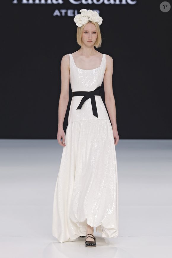 Vestido de noiva com detalhe em preto apareceu diversas vezes na passarela da Barcelona Bridal Week