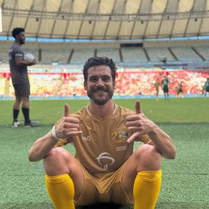 Nicolas Prattes postou foto do jogo e volume no short chamou atenção