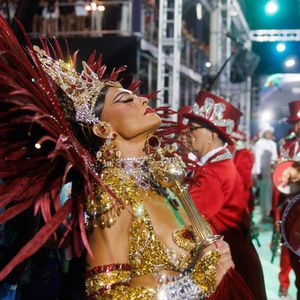 Juliana Paes de volta como rainha de bateria da Viradouro: atriz foi flagrada em momento de concentração antes do desfile