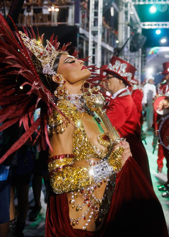 Juliana Paes de volta como rainha de bateria da Viradouro: atriz foi flagrada em momento de concentração antes do desfile