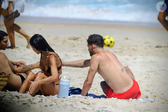 Bruna Marquezine ganhou ajuda de João Guilherme para colocar o protetor solar