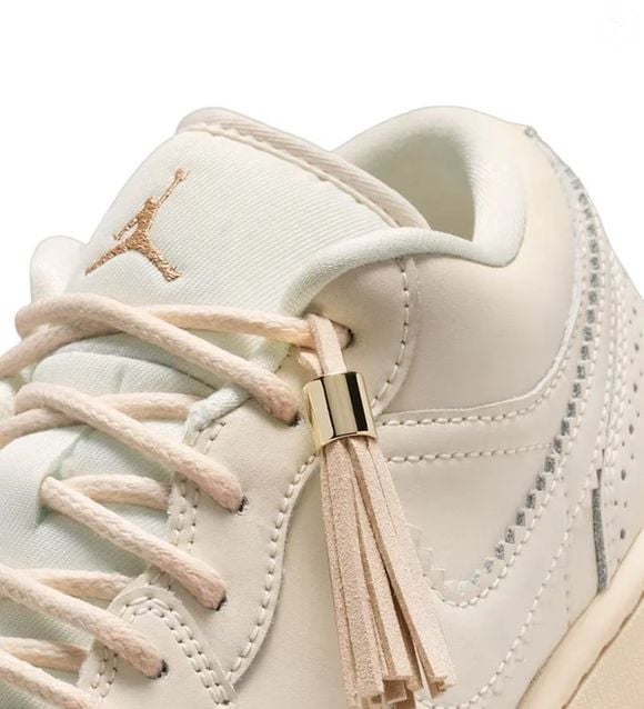 O Air Jordan 1 Low SE Feminino é uma excelente opção para quem procura um tênis versátil para os dias mais quentes