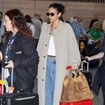 Jeans baggy e bolsa grifada de R$ 17 mil: um raio-X do aerolook de Bruna Marquezine na volta ao Brasil após o Oscar 2026. Fotos!