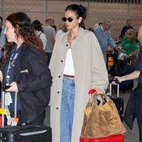Jeans baggy e bolsa grifada de R$ 17 mil: um raio-X do aerolook de Bruna Marquezine na volta ao Brasil após o Oscar 2026. Fotos!