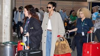 Jeans baggy e bolsa grifada de R$ 17 mil: um raio-X do aerolook de Bruna Marquezine na volta ao Brasil após o Oscar 2026. Fotos!