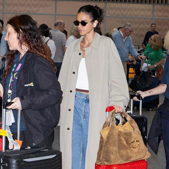 Jeans baggy e bolsa grifada de R$ 17 mil: um raio-X do aerolook de Bruna Marquezine na volta ao Brasil após o Oscar 2026. Fotos!