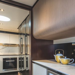 Interior do iate de Cristiano Ronaldo impressiona com acabamento premium e design sofisticado no Azimut Grande 27 Metri