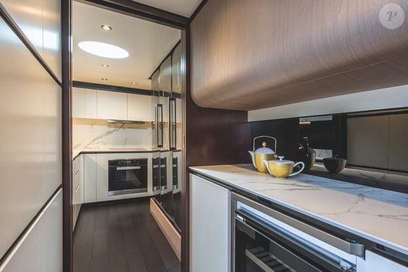 Interior do iate de Cristiano Ronaldo impressiona com acabamento premium e design sofisticado no Azimut Grande 27 Metri