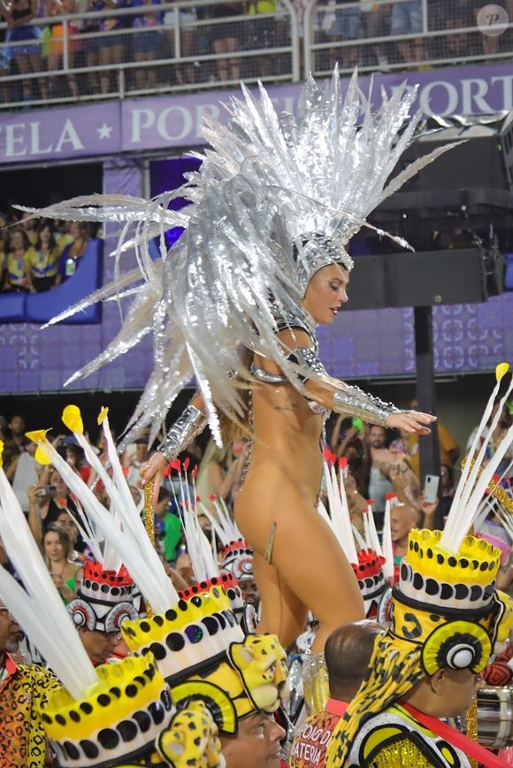 Paolla Oliveira no carnaval: atriz usou fantasia prateada no enredo sobre Zeca Pagodinho em 2023
