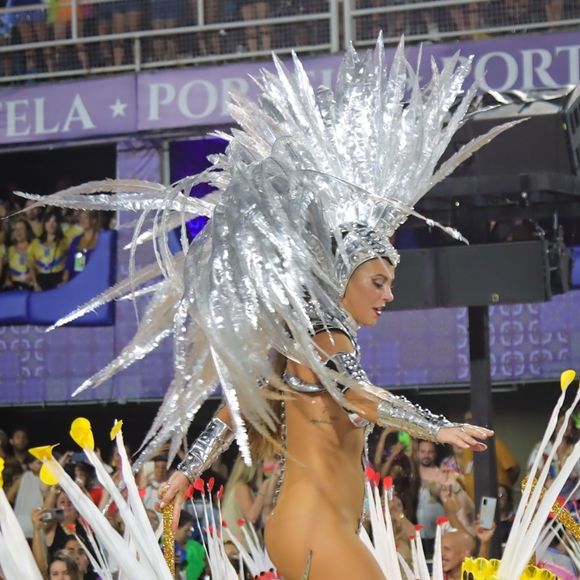 Paolla Oliveira no carnaval: atriz usou fantasia prateada no enredo sobre Zeca Pagodinho em 2023