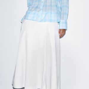 Elegante e minimalista, a saia branca de cintura alta surge como peça-chave para produções sofisticadas no inverno