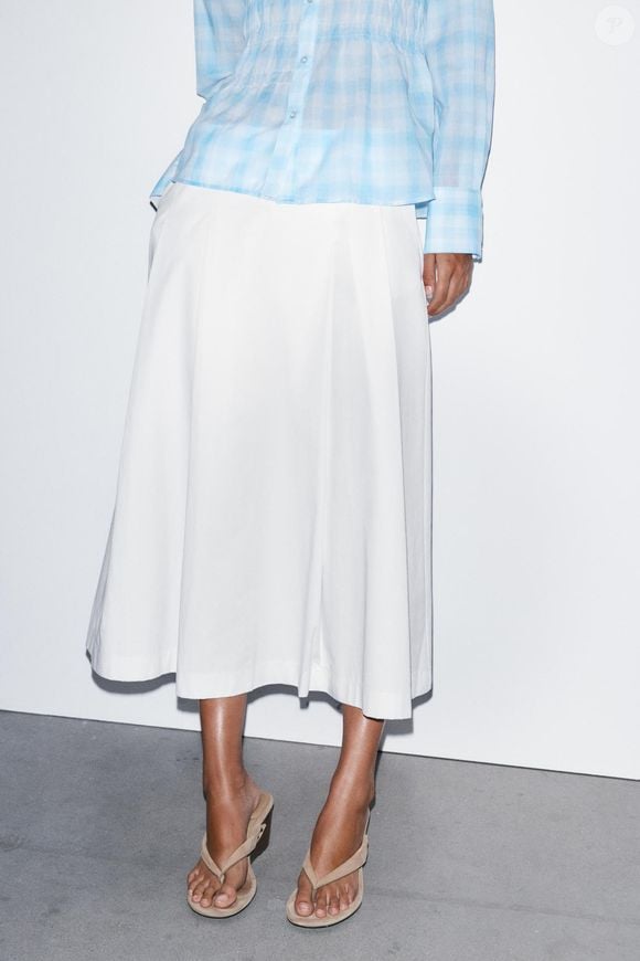 Elegante e minimalista, a saia branca de cintura alta surge como peça-chave para produções sofisticadas no inverno