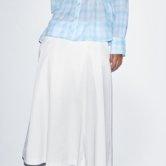 Elegante e minimalista, a saia branca de cintura alta surge como peça-chave para produções sofisticadas no inverno