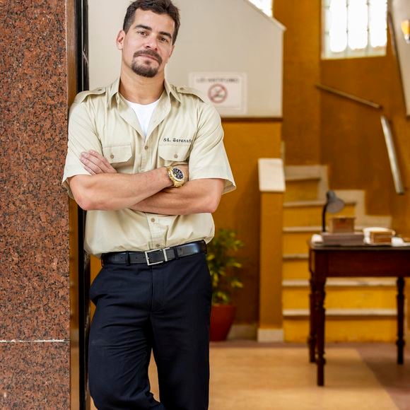 Após se endividar ao se envolver em apostas, Vasco vai vender morango do amor na novela "Vale Tudo"