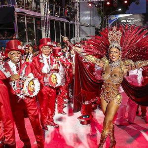 Juliana Paes também usou um costeiro com penas recicladas da Viradouro e uma capa removível