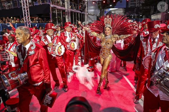 Juliana Paes também usou um costeiro com penas recicladas da Viradouro e uma capa removível