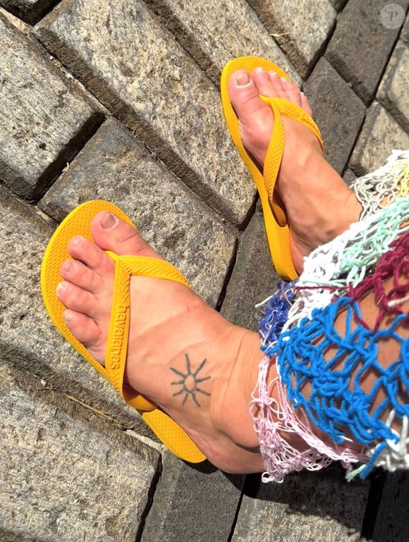 O que mais chamou atenção foi o fato de que, até o fechamento desta matéria, o suposto registro que evidenciava o detalhe já não estava mais presente no álbum publicado por Paolla Oliveira