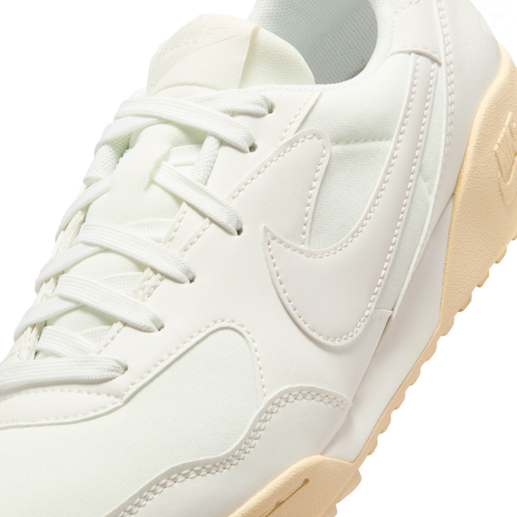 Com design retrô e perfil baixo, tênis da Nike se adapta a diferentes ocasiões do almoço em família à saída noturna