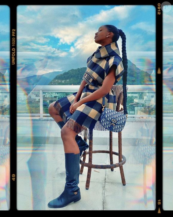Iza posa usando look Dior; a cantora pop compôs modelito usando bolsa da mesma grife